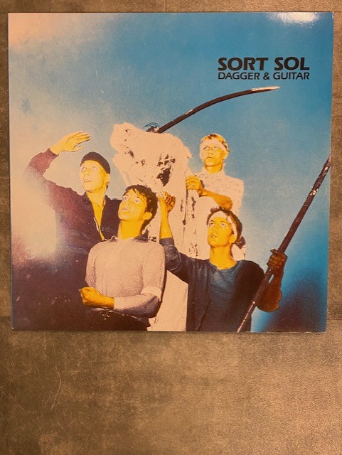 SORT SOL: Dagger and guitar